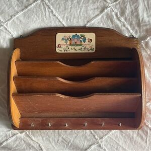 Vintage Heartland International wooden mail and key rack